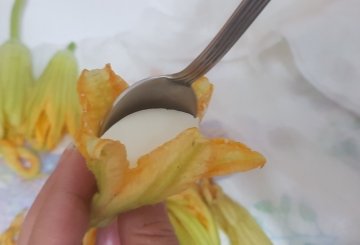 FIORI DI ZUCCA RIPIENI DI FORMAGGIO preparazione 2