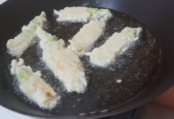 FIORI DI ZUCCA RIPIENI DI FORMAGGIO preparazione 5