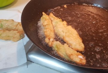 FIORI DI ZUCCA RIPIENI DI FORMAGGIO preparazione 6