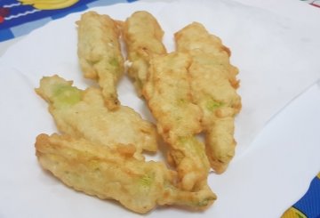 FIORI DI ZUCCA RIPIENI DI FORMAGGIO preparazione 7