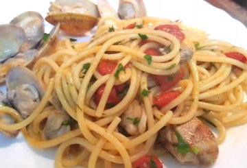 SPAGHETTI ALLE VONGOLE E POMODORINI preparazione 11