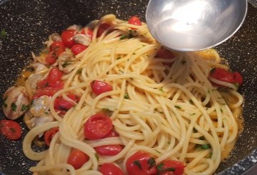 SPAGHETTI ALLE VONGOLE E POMODORINI preparazione 9