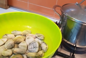 SPAGHETTI ALLE VONGOLE E POMODORINI preparazione 1