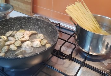 SPAGHETTI ALLE VONGOLE E POMODORINI preparazione 3