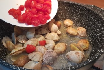 SPAGHETTI ALLE VONGOLE E POMODORINI preparazione 5