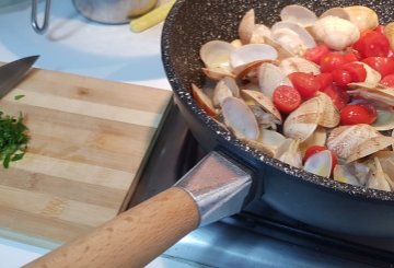 SPAGHETTI ALLE VONGOLE E POMODORINI preparazione 6