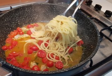 SPAGHETTI ALLE VONGOLE E POMODORINI preparazione 8