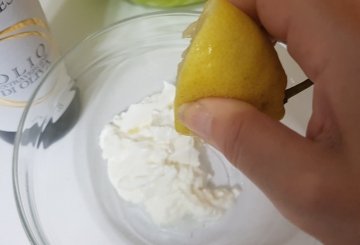 SALSA ALLO YOGURT PER PATATE preparazione 1