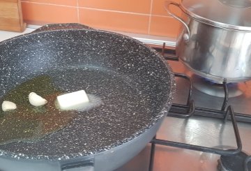 TAGLIATELLE AI FUNGHI PORCINI preparazione 1