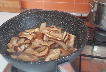 TAGLIATELLE AI FUNGHI PORCINI preparazione 2