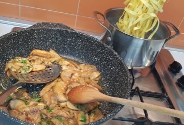 TAGLIATELLE AI FUNGHI PORCINI preparazione 4