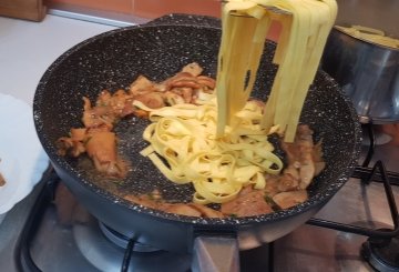 TAGLIATELLE AI FUNGHI PORCINI preparazione 5