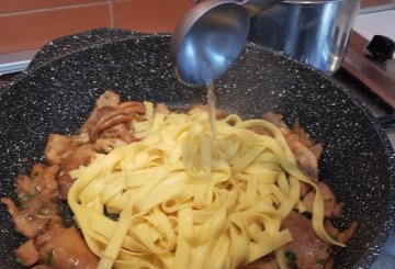 TAGLIATELLE AI FUNGHI PORCINI preparazione 6