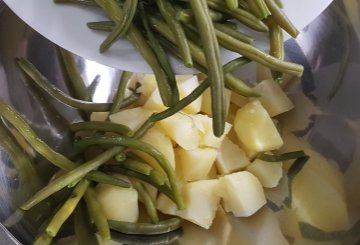 INSALATA DI PATATE, FAGIOLINI, UOVA E TONNO preparazione 1