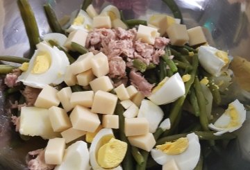 INSALATA DI PATATE, FAGIOLINI, UOVA E TONNO preparazione 2