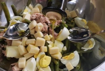 INSALATA DI PATATE, FAGIOLINI, UOVA E TONNO preparazione 3