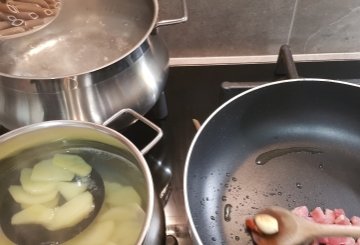 PASTA CON CREMA DI PATATE E PANCETTA preparazione 0