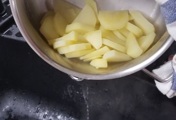 PASTA CON CREMA DI PATATE E PANCETTA preparazione 1