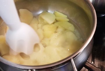 PASTA CON CREMA DI PATATE E PANCETTA preparazione 2