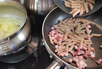 PASTA CON CREMA DI PATATE E PANCETTA preparazione 3