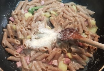 PASTA CON CREMA DI PATATE E PANCETTA preparazione 6