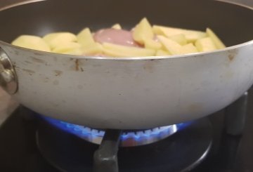 POLLO CON PATATE IN PADELLA preparazione 3