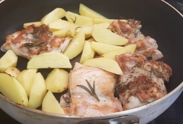 POLLO CON PATATE IN PADELLA preparazione 4