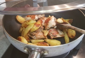 POLLO CON PATATE IN PADELLA preparazione 7