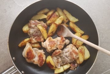 POLLO CON PATATE IN PADELLA preparazione 8