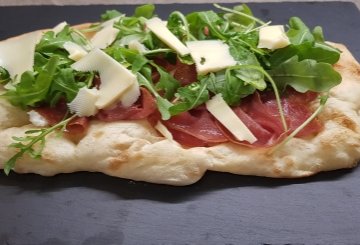 PINSA ROMANA PRECOTTA CON SALAME, FORMAGGIO E RUCOLA preparazione 5