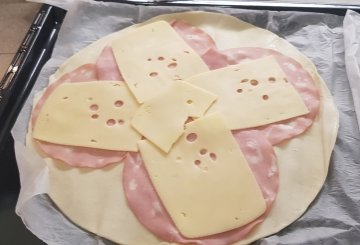 GIRELLE DI PASTA SFOGLIA CON MORTADELLA preparazione 0