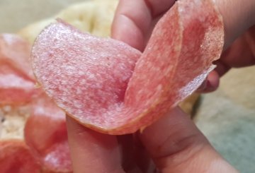 PINSA ROMANA PRECOTTA CON SALAME, FORMAGGIO E RUCOLA preparazione 2