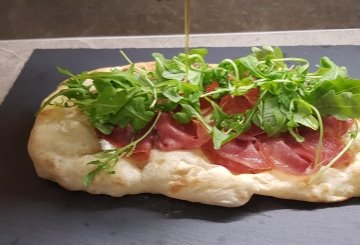 PINSA ROMANA PRECOTTA CON SALAME, FORMAGGIO E RUCOLA preparazione 4