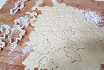 BISCOTTI SALATI DI NATALE preparazione 6