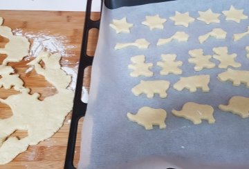 BISCOTTI SALATI DI NATALE preparazione 7