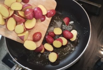 PATATE ROSSE IN PADELLA preparazione 2