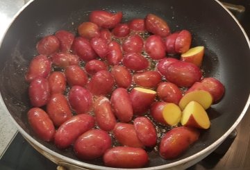 PATATE ROSSE IN PADELLA preparazione 3