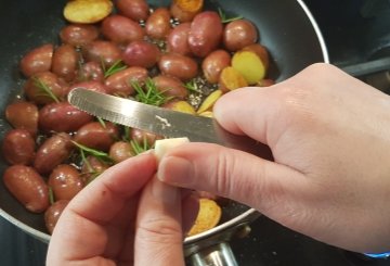 PATATE ROSSE IN PADELLA preparazione 4