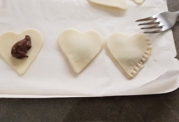 CUORI DI PASTA SFOGLIA ALLA NUTELLA preparazione 1