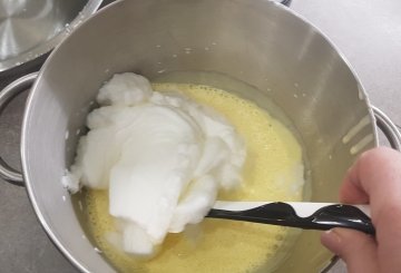 TORTA ALLO YOGURT SENZA FARINA preparazione 4