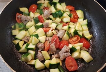 PASTA ZUCCHINE E SALSICCIA preparazione 3