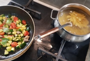 PASTA ZUCCHINE E SALSICCIA preparazione 4