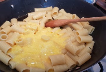 PASTA CACIO E UOVA preparazione 1