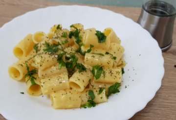 PASTA CACIO E UOVA preparazione 2