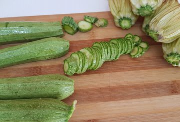 PASTA CON ZUCCHINE E FIORI DI ZUCCA preparazione 0