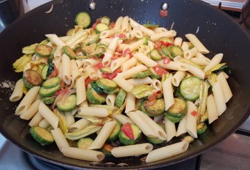 PASTA CON ZUCCHINE E FIORI DI ZUCCA preparazione 9