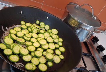 PASTA CON ZUCCHINE E FIORI DI ZUCCA preparazione 2