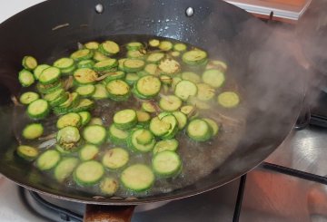 PASTA CON ZUCCHINE E FIORI DI ZUCCA preparazione 3