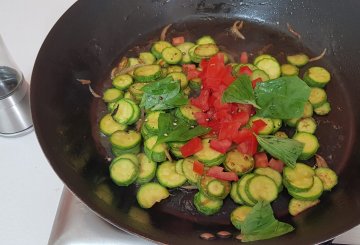 PASTA CON ZUCCHINE E FIORI DI ZUCCA preparazione 5