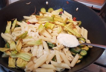 PASTA CON ZUCCHINE E FIORI DI ZUCCA preparazione 8